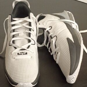 LeBron James Witness 7 B-ball Like New